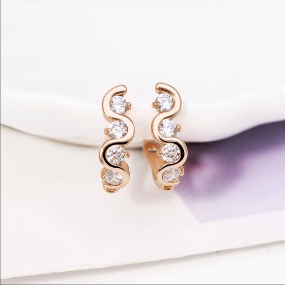 New 18K Gold Plated Oval Round Hoop Earrings - Picture 6 of 8